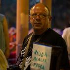 Un vecino lleva una hucha para recaudar fondos por la causa minera.