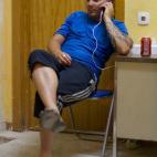 Un minero habla por teléfono con su esposa.