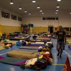 El gimnasio del colegio Rosa de Luxemburgo, donde los mineros han pasado la noche.
