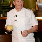 38 millones de dólares (31 millones de euros). Más de una decena de estrellas Michelín acumula en su currículum Gordon Ramsay. La fama de su mala leche le ha convertido en estrella televisiva gracias a Kitchen nightmares (Pesadillas en la co...