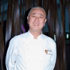 10 millones de dólares (unos 8,2 millones de euros). Este japonés siente Perú como su segundo hogar. De ahí la mezcla de influencias en la cocina de Nobu Matsuhisa. A su expansión ha contribuído su acuerdo con Robert De Niro, según destac...