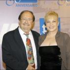 Con la cantante Karina, en 2006 en una gala por el 50º aniversario de TVE.