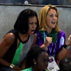 Michelle Obama, esposa del presidente de EEUU, animando a nadadores.