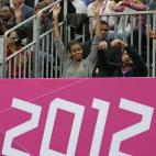 Michelle Obama haciendo la ola, en baloncesto.