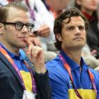 Con gafas de pasta, el príncipe Daniel de Suecia. A su lado, el príncipe Carl Philip. Ambos concentrados viendo balonmano.