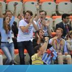 Sangre azul luxemburguesa. El Gran Duque Guillermo de Luxemburgo y su prometida Stephanie de Lannoy, junto al Gran Duque Enrique de Luxemburgo, su esposa María Teresa y sus hijos, en las pruebas de natación.