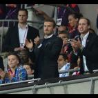 El príncipe Guillermo y el futbolista David Beckham, viendo un partido de fútbol.