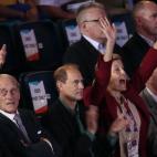 El príncipe Phillip, duque de Edimburgo, junto al Príncipe Eduardo /, conde de Wessex) y Sofía (condesa de Wessex), muy animada en un combate de boxeo.