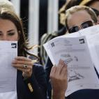 William y Kate, haciendo los deberes en las gradas: empollándose el programa del día.