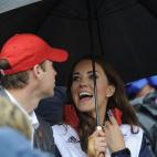 Kate también va preparada por si le pilla la lluvia.