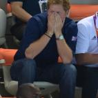 El príncipe Enrique, siguiendo con nervios lo que pasa en la piscina. Una de las citas que ha pedido no perderse en la final del volley playa femenino.