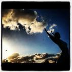 Móvil e Instagram. Una estatua en el exterior del edificio ExCel. | Rob Carr