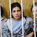 Nadezhda Tolokonnikova (centro), Maria Alyokhina (dcha. and Yekaterina Samutsevich (izda). | Afp