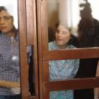 Nadezhda Tolokonnikova (izda.), Maria Alyokhina (derecha) and Yekaterina Samutsevich (centro).