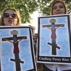Miembros de partidos opositores rusos se manifiestan para exigir la liberación de las chicas de Pussy Riot, en San Petersburgo, el 26 de julio.