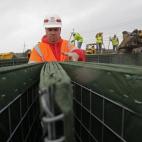 Empleados de HESCO cierran la autovía 23 ante el inminente paso de la tormenta tropical Isaac.
