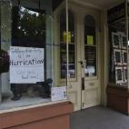Una galería de arte cierra sus puertas ante la amenaza de que la tormenta tropical Isaac alcance la región, en Nueva Orleans, EE.UU.