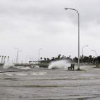 El agua inunda un área fuera del sistema de diques a lo largo de la orilla del lago Pontchartrain después de que la tormenta tropical Isaac se acercara a Nueva Orleans, Luisiana