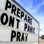 Un cartel refuerza pide que no cunda el pánico y se rece ante la llegada de Isaac.