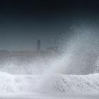 Las olas golpean el paseo marítimo de la Habana el 26 de agosto de 2012, tras el paso de la tormenta tropical Isaac. Con vientos alcanzando los 85 kilómetros por hora, la tormenta trajo fuertes lluvias y mar picado a los Cayos del Florida.