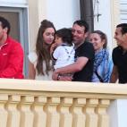 Santi Cazorla (izda.) y Pedro Rodríguez 'Pedrito', a la derecha de la imagen, con familiares.