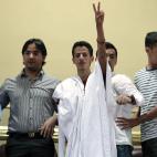 Lafkir Kaziza, que ha pasado 15 días en huelga de hambre, saluda desde la tribuna de invitados del Congreso.