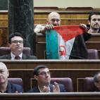 El diputado de Izquierda Plural, Ricardo Sixto, muestra una bandera saharaui durante el debate en el Pleno del Congreso.