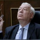 El ministro de Asuntos Exteriores, José Manuel García-Margallo, atiende al debate en el Pleno del Congreso.