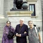 La presidenta de la Asociación de Mujeres Saharauis, Zahra Ramdán, el coordinador federal de Izquierda Unida, Cayo Lara, y la actriz, Pilar Bardem.