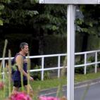 Un hombre pasa junto a un termómetro en el barrio de Aiete de San Sebastián