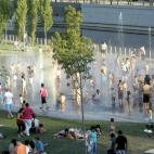 Cientos de madrileños se bañan en las fuentes de Madrid Río