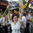 La ganadora de siete premios Grammy apenas contaba 16 meses de edad cuando su familia, por razones políticas, abandonó la isla alojándose en Miami ya que su padre en ese tiempo era guardaespaldas de la esposa del dictador Fulgencio Batista. F...