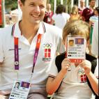 Su Alteza Real Federico de Dinamarca (miembro del Comité Olímpico Internacional) y su hijo, el Príncipe Christian (acompañante), jugando con la acreditación.