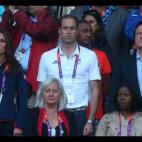 El primer ministro británico, David Cameron, no llevaba su acreditación a la vista mientras que sí lo hacían el Príncipe Guillermo y su esposa.