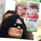 Ruth Ortiz, junto a un cartel con unas fotos de sus hijos, Ruth y José Bretón, desaparecidos el pasado 8 de octubre en Córdoba.