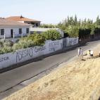 Medios de comunicación frente a la finca tras la confirmación de que, en contra de lo que pareció inicialmente, hay restos de Ruth y José