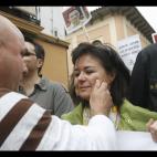 Un vecino se acerca a la madre de Ruth y José