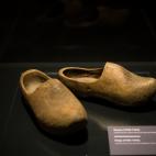 Zuecos utilizados por los reclusos.