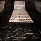 Mesa de operaciones, tubo de ensayo e instrumental m&eacute;dico.