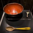 Cuenco, cuchar&oacute;n y cuchara de madera utilizada por los presos.