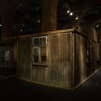 R&eacute;plica de un barrac&oacute;n de madera.