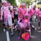 Bailarines y actores participan en los carnavales de Notting Hill.