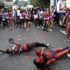 Dos personas, por el suelo durante la fiesta.