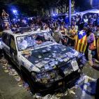 As&iacute; quedaron los coches de la Guardia Civil mientras los agentes registraban la Conseller&iacute;a de Econom&iacute;a.