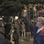 Un manifestante ofrece una flor a los policías