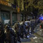 Agentes de los Mossos d'Esquadra custodian las puertas de la sede de la Conseller&iacute;a de Econom&iacute;a de la Generalitat el mi&eacute;rcoles 20 de septiembre.
