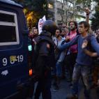 Los manifestantes levantan las manos para demostrar que su protesta es pac&iacute;fica en Barcelona el mi&eacute;rcoles 20 de septiembre.