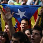 Un manifestante levanta un estelada frente al Tribunal Superior de Justicia de Barcelona.