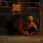 Una manifestante es auxiliada por el SAMUR