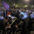 Los antidisturbios cargan contra los manifestantes